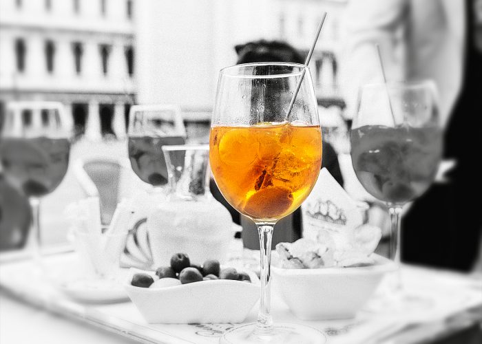 Apéritif en terrasse avec olives