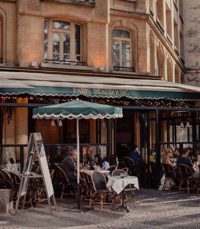 Salle du bistrot en lumière chaude