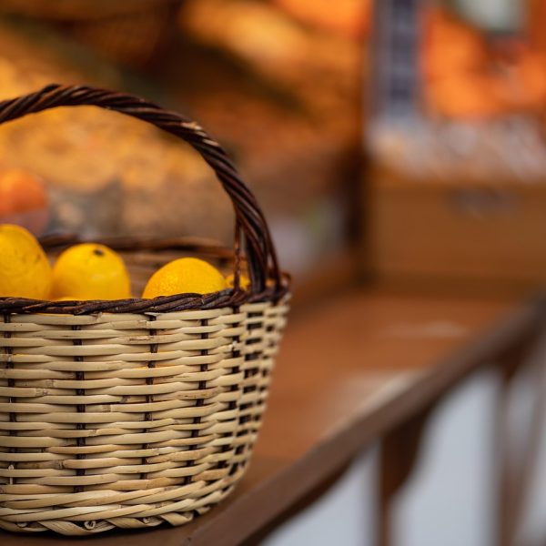 Panier de citrons au marché