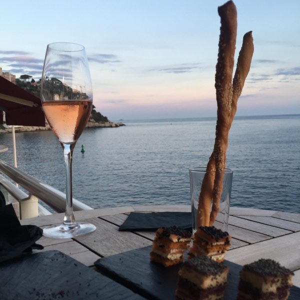 Verres de rosé au coucher du soleil