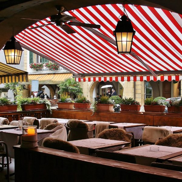 Terrasse sous un store rayé