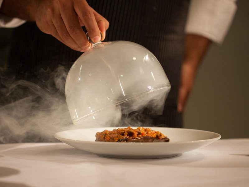 Assiette du menu dégustation et verre de vin