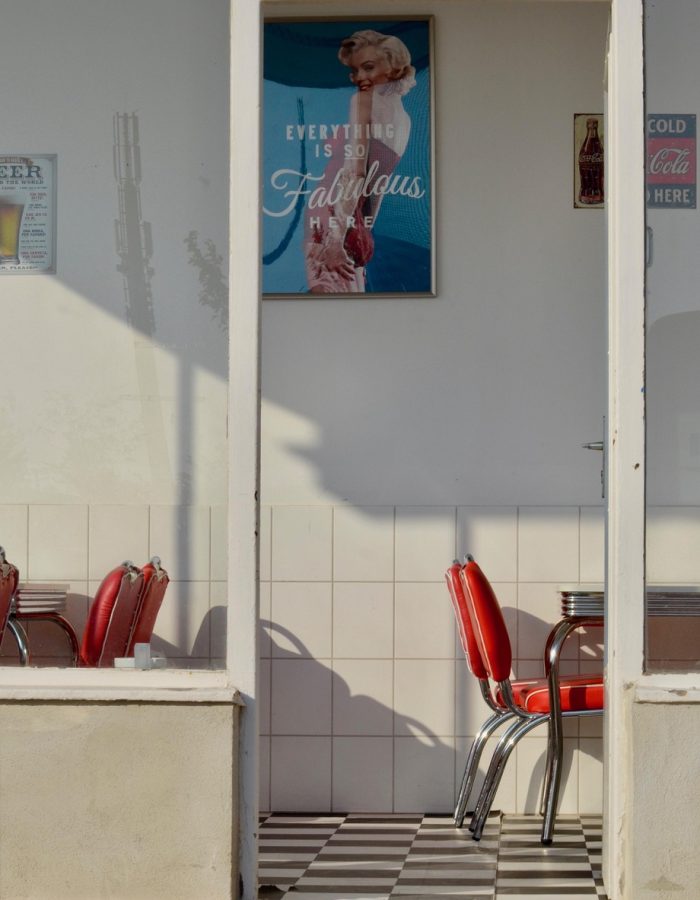 Affiches vintage au mur de la salle
