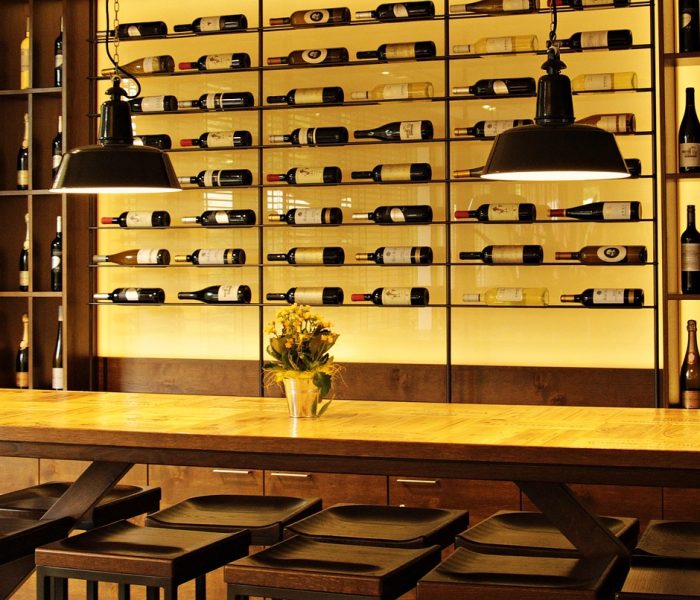 Étagère à vins dans la salle